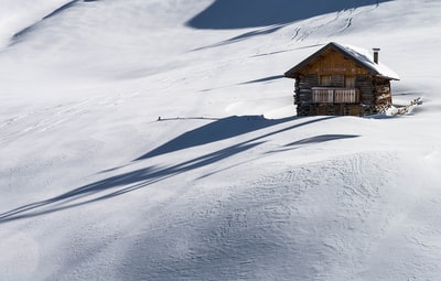 覆盖着雪的棕色木屋